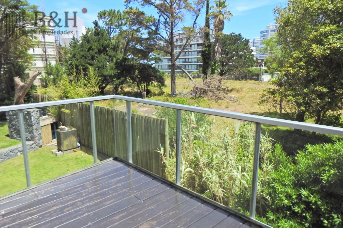 Apartamento ID.7026 - Excelente Torre ubicada en la zona de la Brava a 100 metros del océano.  