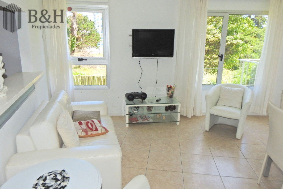 Apartamento ID.7026 - Excelente Torre ubicada en la zona de la Brava a 100 metros del océano.  
