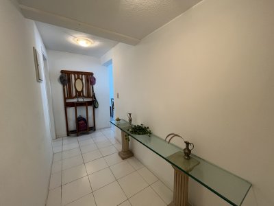 con piscina,garage y serv de mucama,vista total al mar