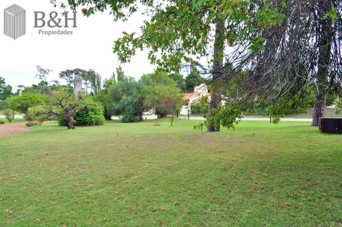 Casa ID.6620 - Casa ubicada en Cantegril con lindo terreno