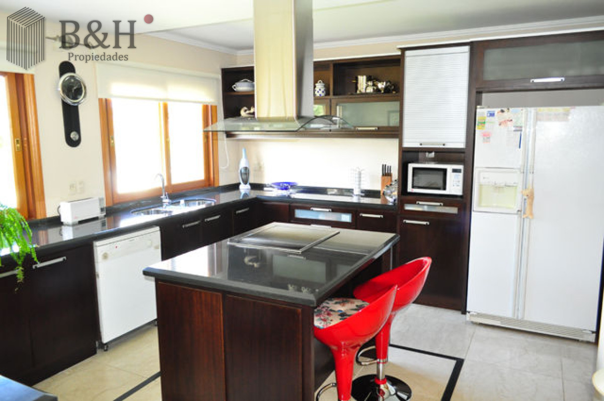 Casa ID.2343 - Casa en Mansa, 5 dormitorios  ABIERTO A NEGOCIOS, TOMA TERRENO O APARTAMENTOS .PUEDE FINANCIAR 40% CON INTERES