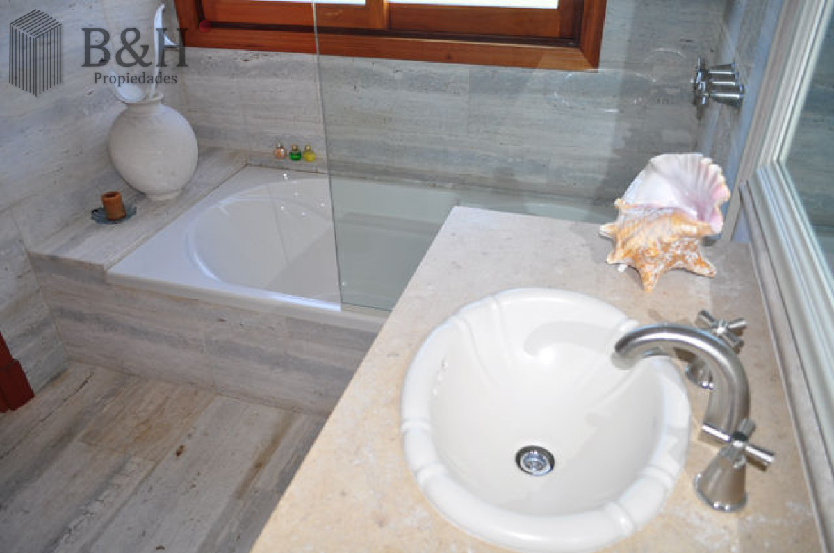 Casa ID.2343 - Casa en Mansa, 5 dormitorios  ABIERTO A NEGOCIOS, TOMA TERRENO O APARTAMENTOS .PUEDE FINANCIAR 40% CON INTERES