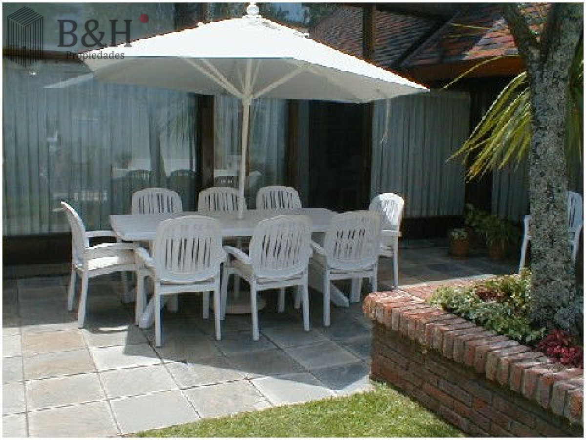 Casa ID.2884 - hermosa casa con muy buen parque 