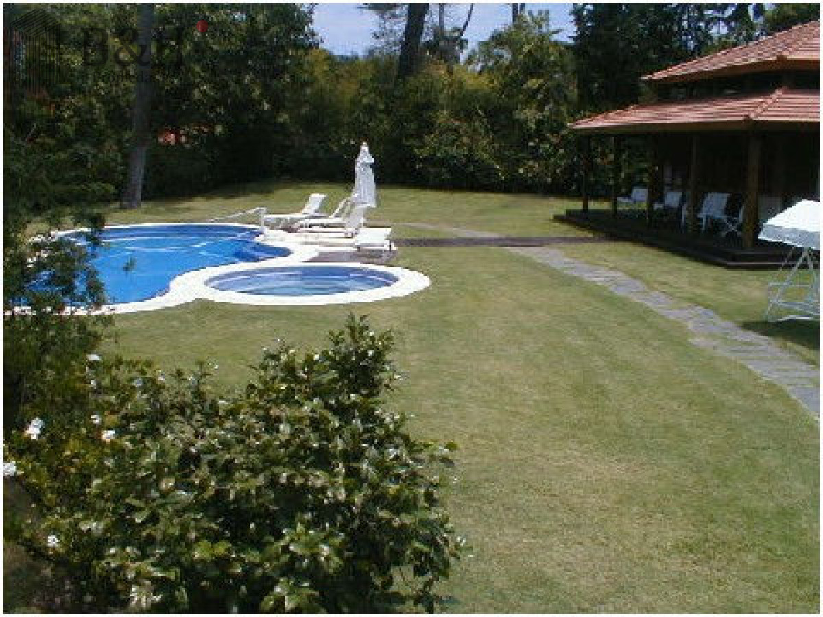 Casa ID.2884 - hermosa casa con muy buen parque 