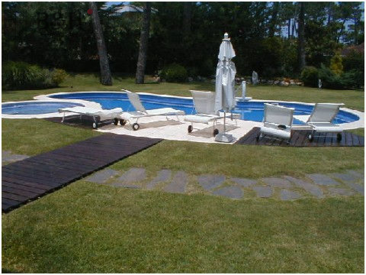 Casa ID.2884 - hermosa casa con muy buen parque 