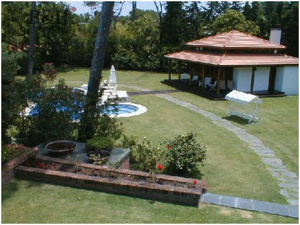 Casa ID.2884 - hermosa casa con muy buen parque 