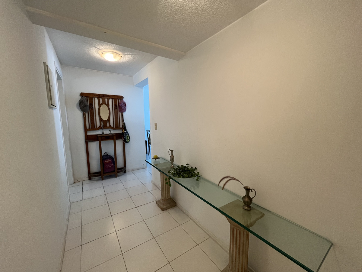 con piscina,garage y serv de mucama,vista total al mar