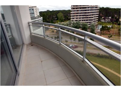 Apartamento ID.1331/Roosevelt,-Punta-del-Este-Piso-alto-con-Vista-al-Mar!-,-cómodo-y-muy-Luminoso-.-Modenos-muebles!-- - Roosevelt, Punta del Este Piso alto con Vista al Mar! , cómodo y muy Luminoso . Modenos muebles!  
