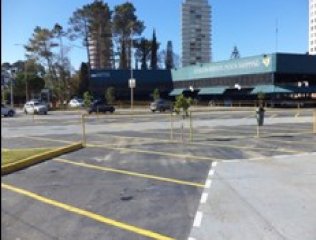 bicado sobre la Avda. ROOSVELT, estratégicamente a metros del Punta Shopping  ESCUCHA OFERTAS