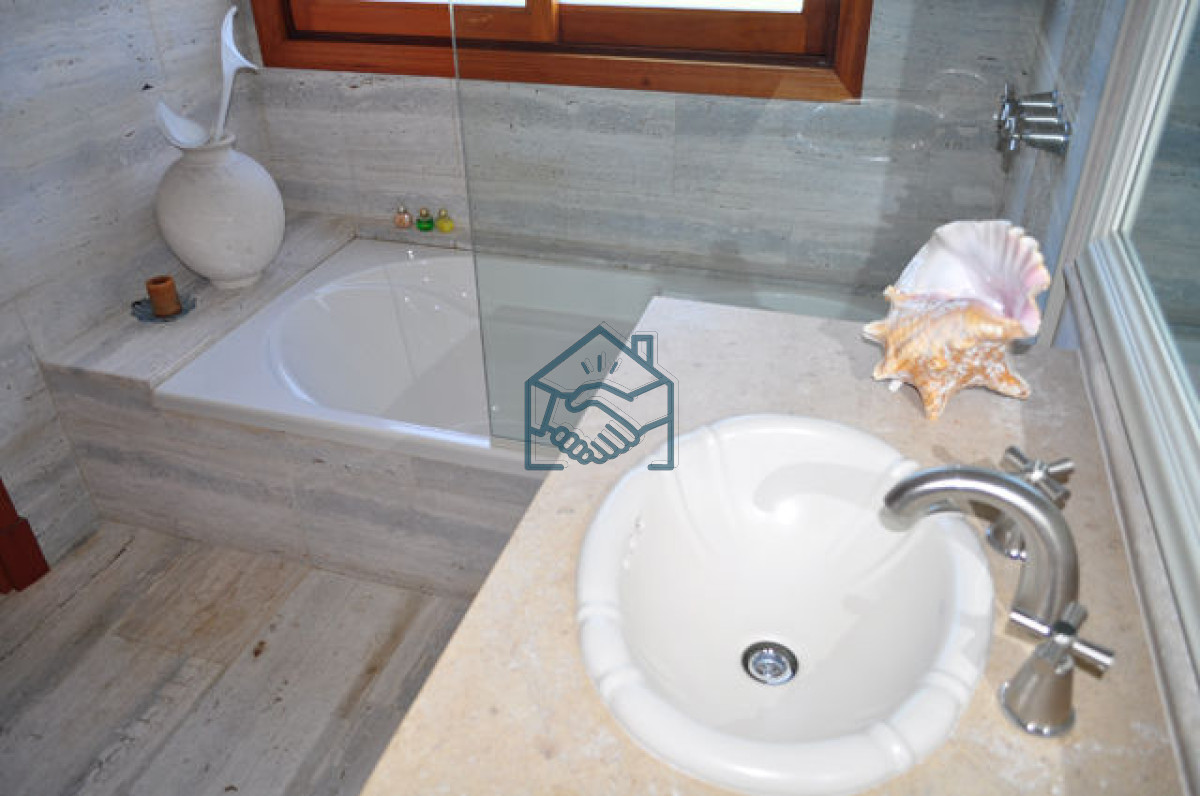 Casa ID.687/Casa-en-Mansa,-5-dormitorios--ABIERTO-A-NEGOCIOS,-TOMA-TERRENO-O-APARTAMENTOS-.PUEDE-FINANCIAR-40-CON-INTERES - Casa en Mansa, 5 dormitorios  ABIERTO A NEGOCIOS, TOMA TERRENO O APARTAMENTOS .PUEDE FINANCIAR 40% CON INTERES