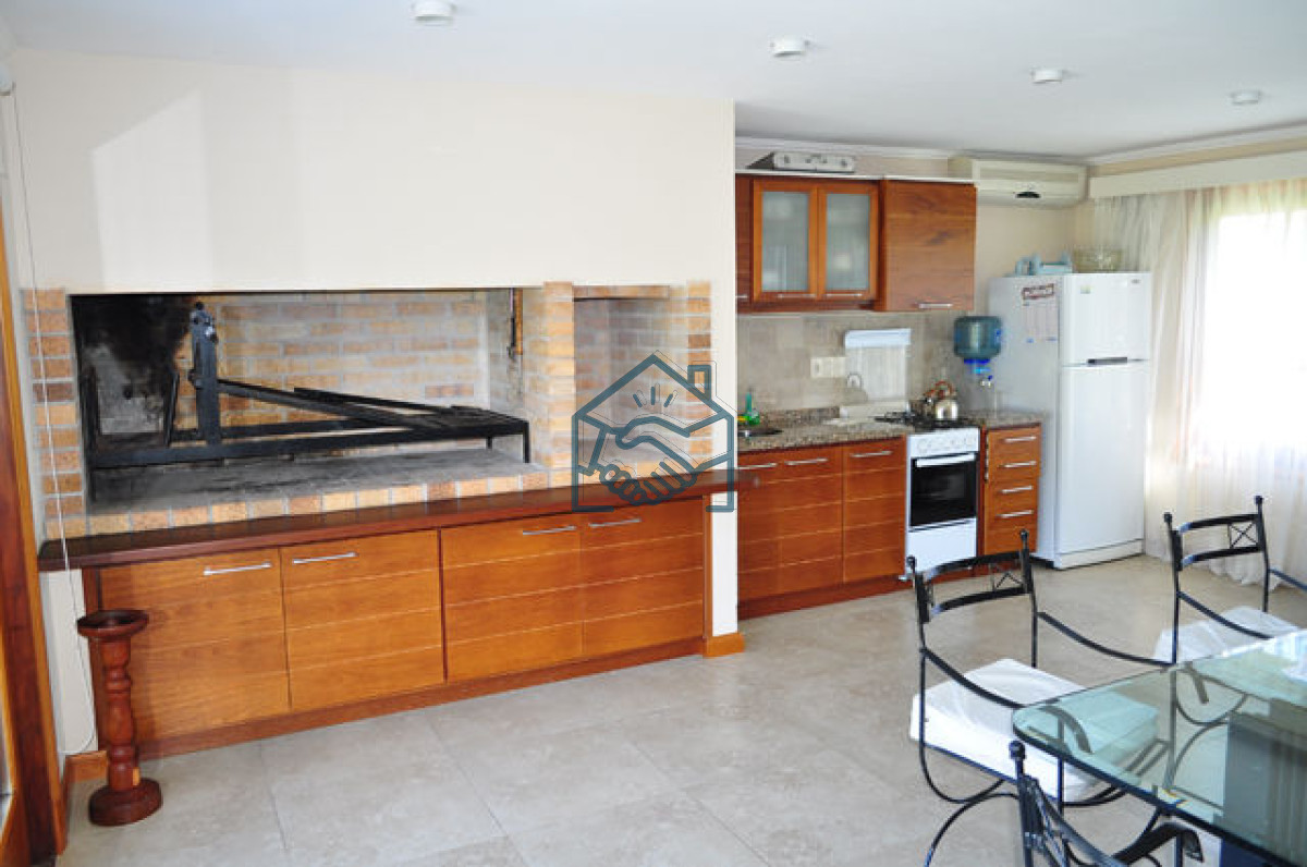 Casa ID.687/Casa-en-Mansa,-5-dormitorios--ABIERTO-A-NEGOCIOS,-TOMA-TERRENO-O-APARTAMENTOS-.PUEDE-FINANCIAR-40-CON-INTERES - Casa en Mansa, 5 dormitorios  ABIERTO A NEGOCIOS, TOMA TERRENO O APARTAMENTOS .PUEDE FINANCIAR 40% CON INTERES