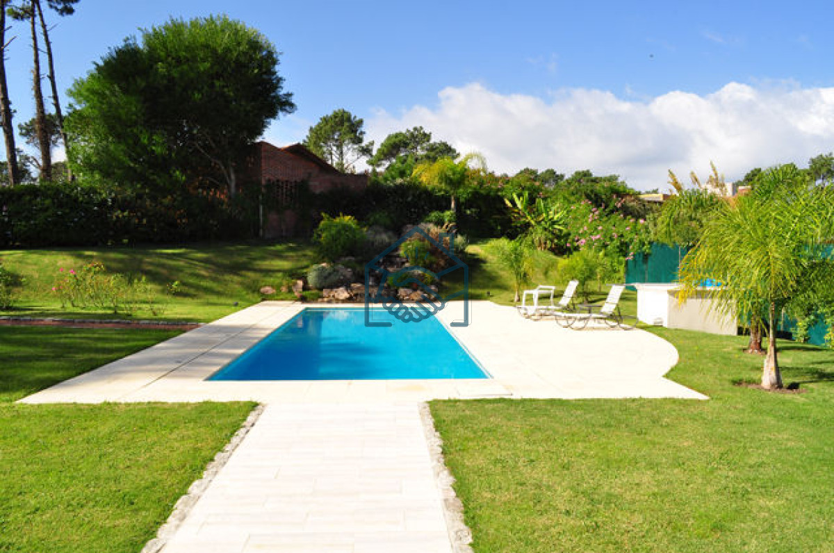 Casa ID.687/Casa-en-Mansa,-5-dormitorios--ABIERTO-A-NEGOCIOS,-TOMA-TERRENO-O-APARTAMENTOS-.PUEDE-FINANCIAR-40-CON-INTERES - Casa en Mansa, 5 dormitorios  ABIERTO A NEGOCIOS, TOMA TERRENO O APARTAMENTOS .PUEDE FINANCIAR 40% CON INTERES