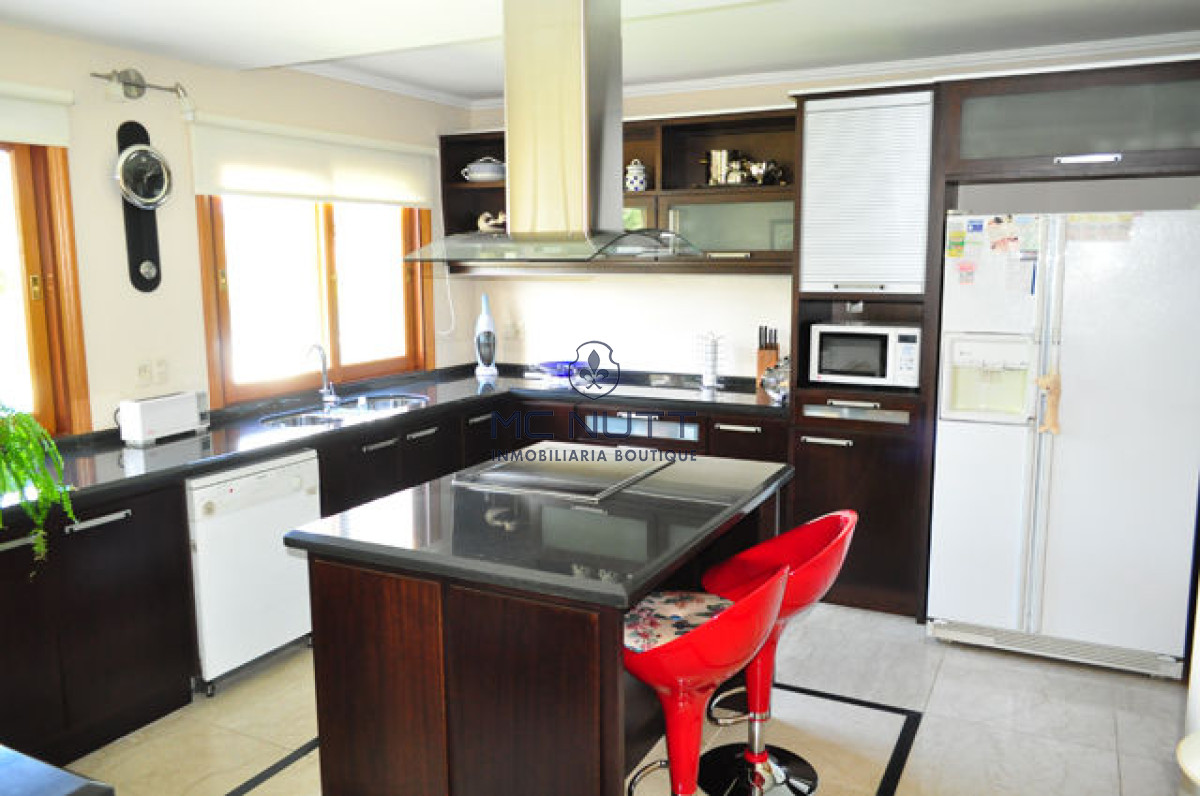 Casa ID.508/ - Casa en Mansa, 5 dormitorios  ABIERTO A NEGOCIOS, TOMA TERRENO O APARTAMENTOS .PUEDE FINANCIAR 40% CON INTERES