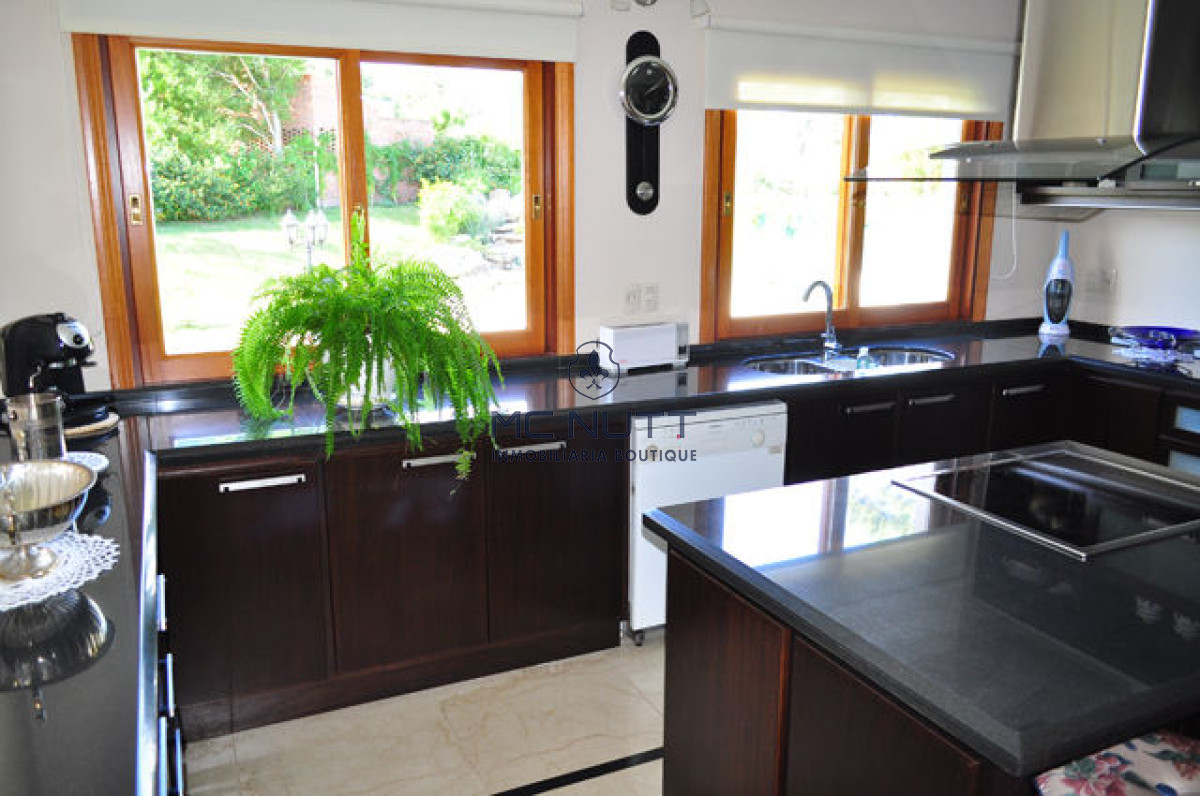 Casa ID.508/ - Casa en Mansa, 5 dormitorios  ABIERTO A NEGOCIOS, TOMA TERRENO O APARTAMENTOS .PUEDE FINANCIAR 40% CON INTERES