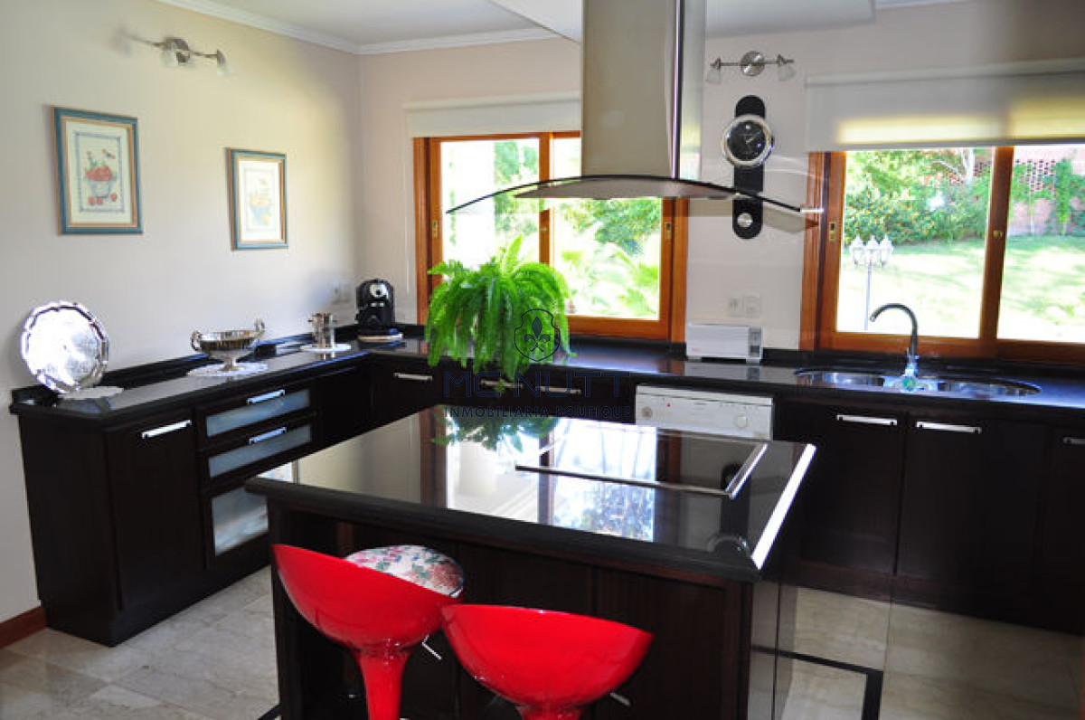 Casa ID.508/ - Casa en Mansa, 5 dormitorios  ABIERTO A NEGOCIOS, TOMA TERRENO O APARTAMENTOS .PUEDE FINANCIAR 40% CON INTERES