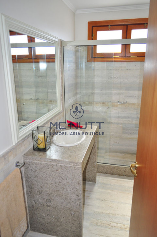 Casa ID.508/ - Casa en Mansa, 5 dormitorios  ABIERTO A NEGOCIOS, TOMA TERRENO O APARTAMENTOS .PUEDE FINANCIAR 40% CON INTERES