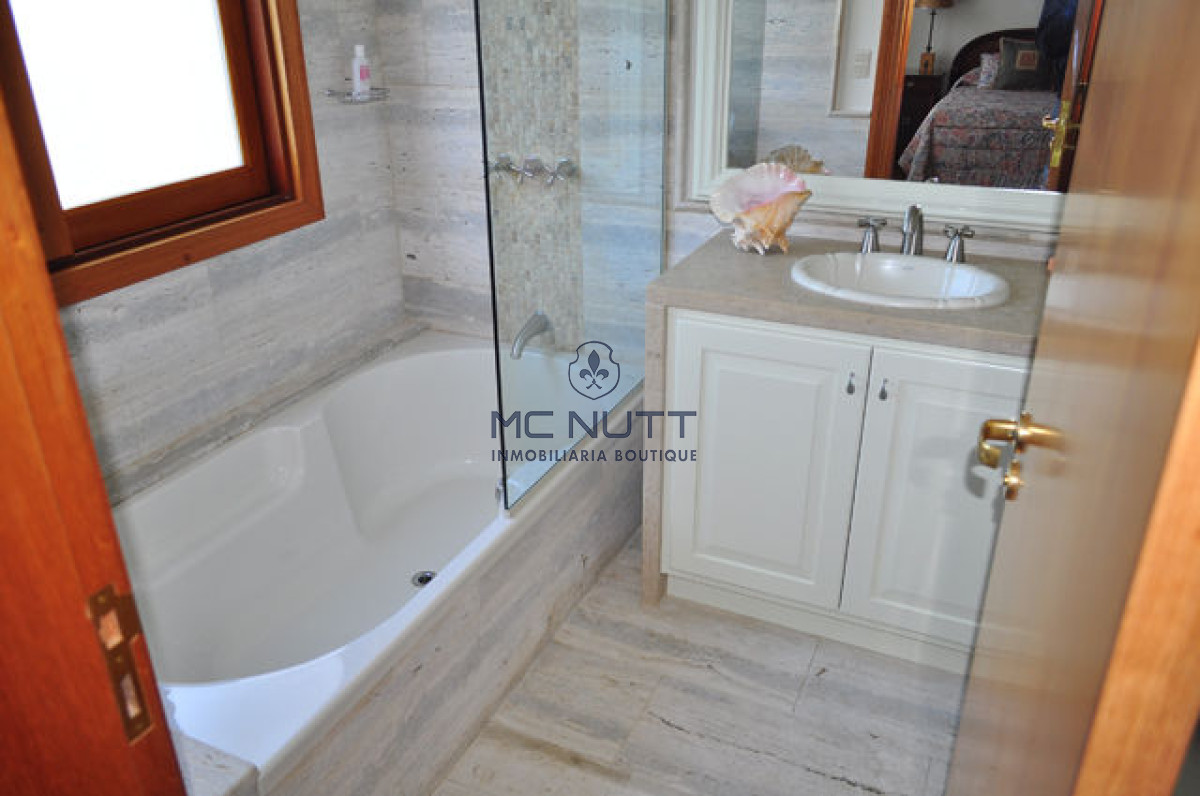 Casa ID.508/ - Casa en Mansa, 5 dormitorios  ABIERTO A NEGOCIOS, TOMA TERRENO O APARTAMENTOS .PUEDE FINANCIAR 40% CON INTERES