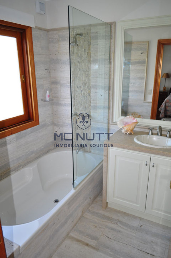 Casa ID.508/ - Casa en Mansa, 5 dormitorios  ABIERTO A NEGOCIOS, TOMA TERRENO O APARTAMENTOS .PUEDE FINANCIAR 40% CON INTERES