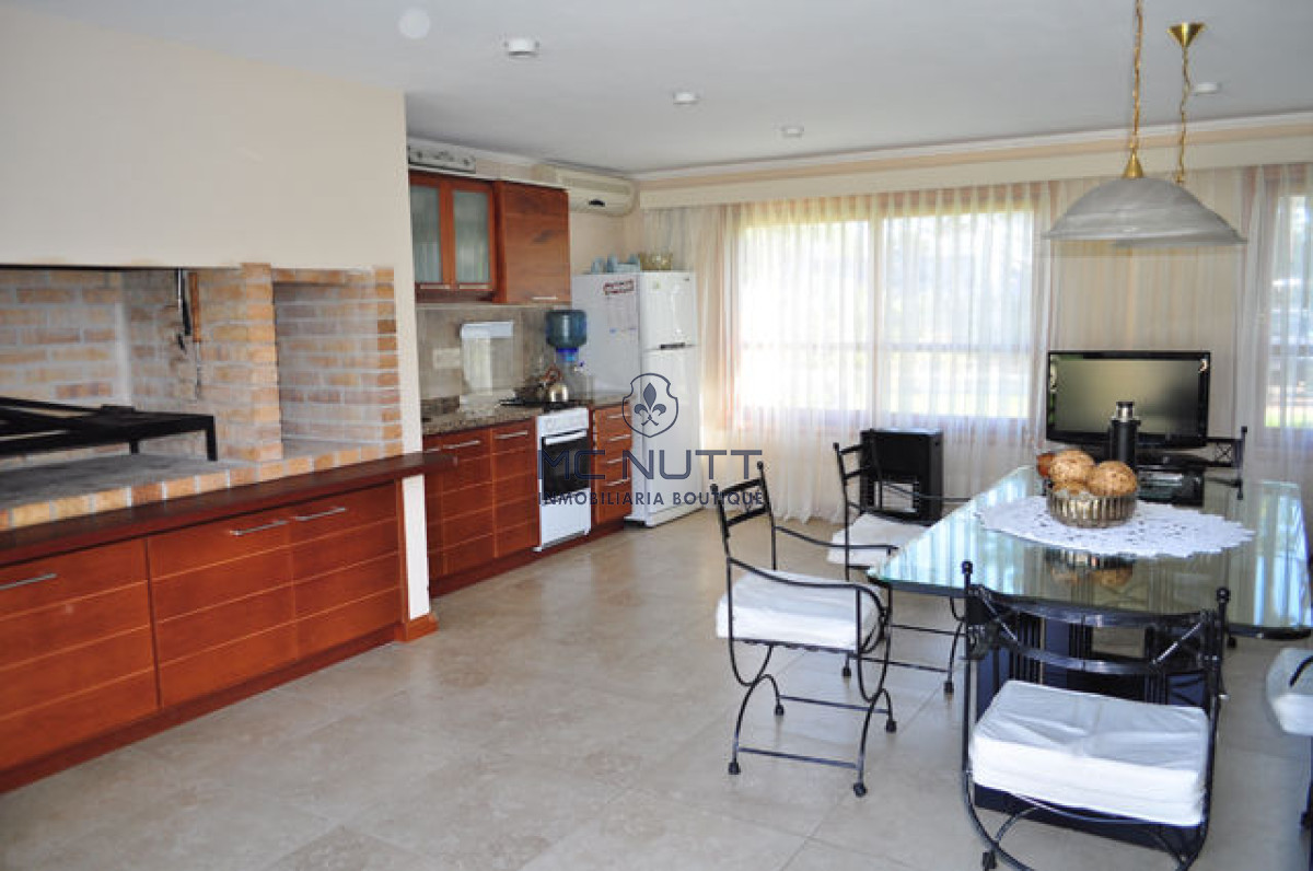 Casa ID.508/ - Casa en Mansa, 5 dormitorios  ABIERTO A NEGOCIOS, TOMA TERRENO O APARTAMENTOS .PUEDE FINANCIAR 40% CON INTERES