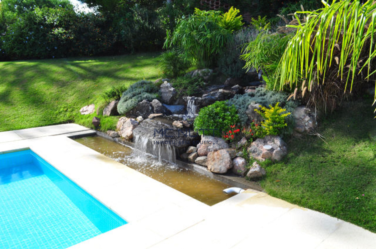 Casa ID.508/ - Casa en Mansa, 5 dormitorios  ABIERTO A NEGOCIOS, TOMA TERRENO O APARTAMENTOS .PUEDE FINANCIAR 40% CON INTERES