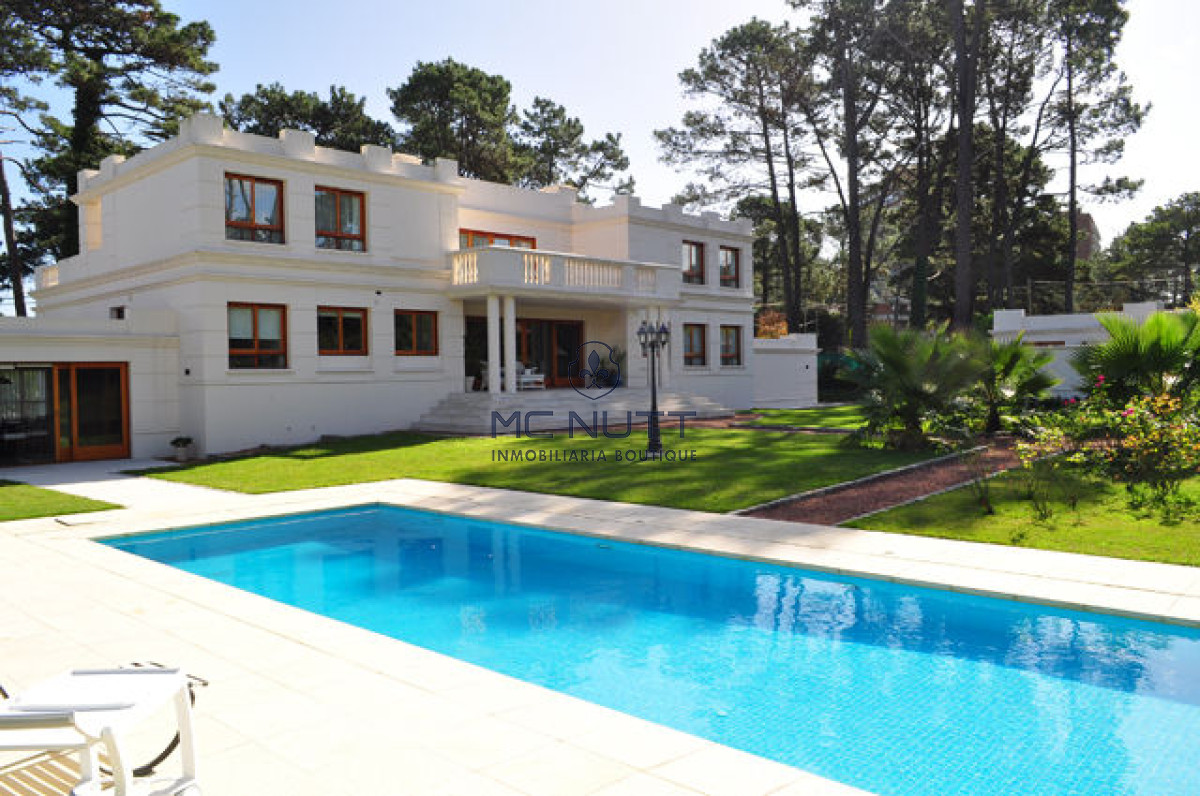 Casa ID.508/ - Casa en Mansa, 5 dormitorios  ABIERTO A NEGOCIOS, TOMA TERRENO O APARTAMENTOS .PUEDE FINANCIAR 40% CON INTERES