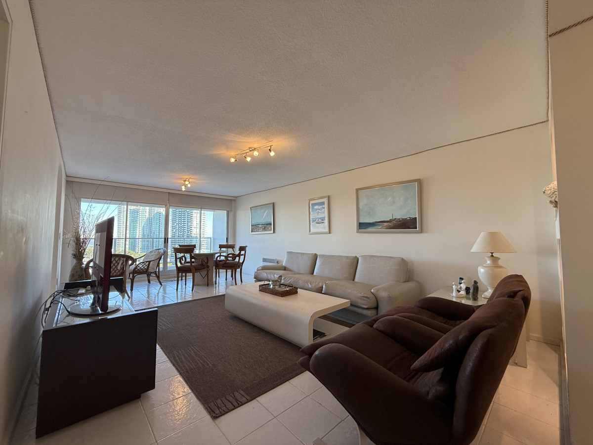 Apartamento en Venta en Punta del Este, frente al mar