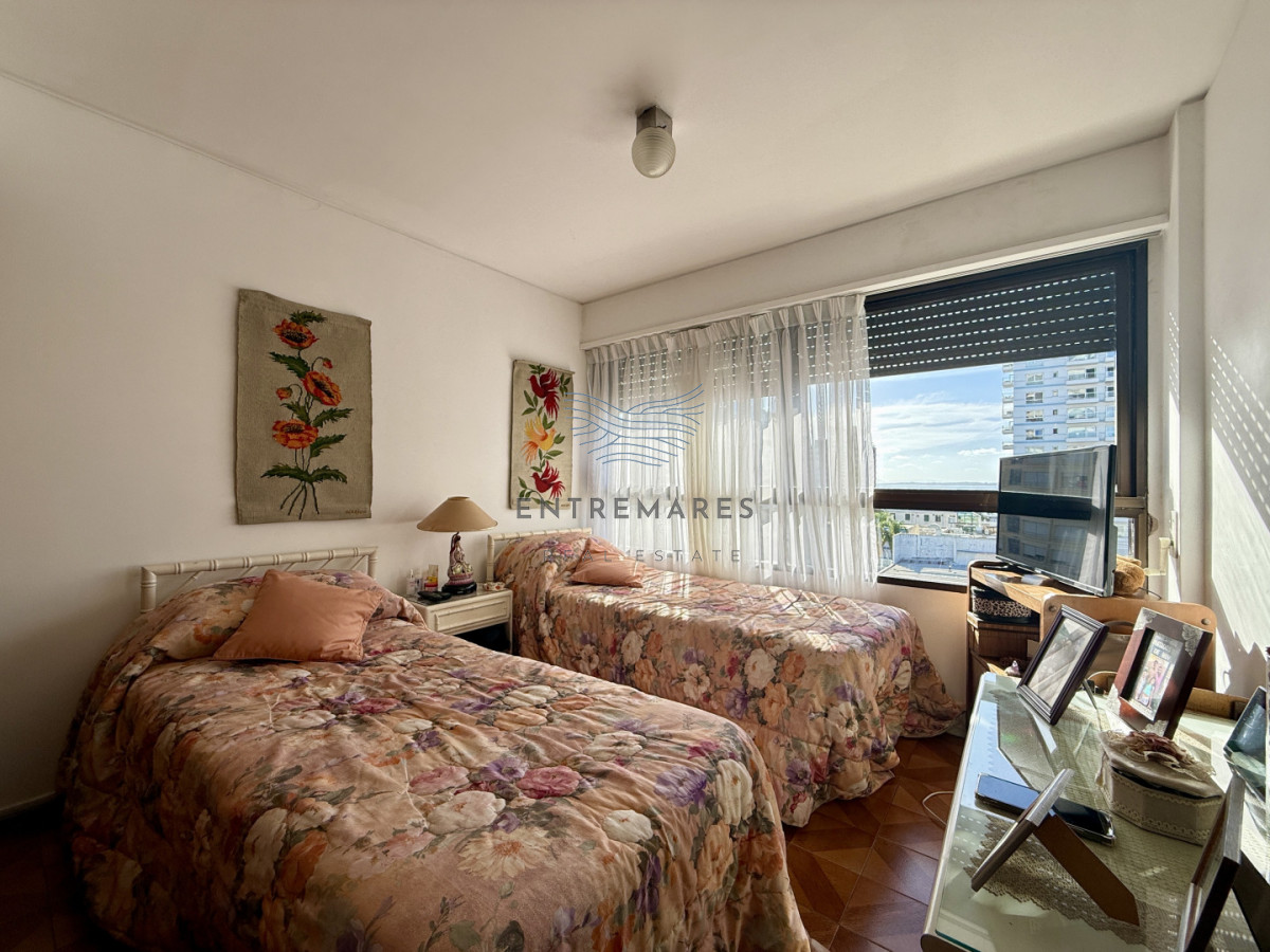 Apartamento ID.382 - Venta  Amplio Apartamento en Torre Amalfi  Playa Mansa