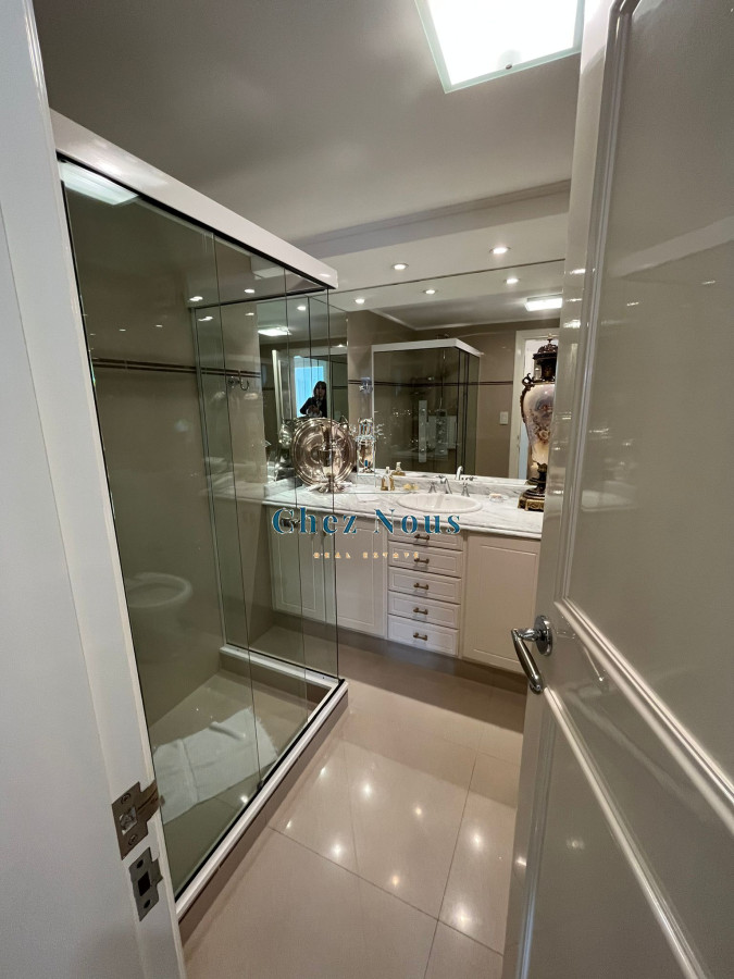 Apartamento ID.296 - EXCELENTE UNIDAD TODO RECICLADO PRIMERA LINEA AL MAR