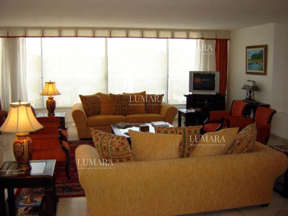Apartamento ID.2334 - Playa mansa amplia terraza 