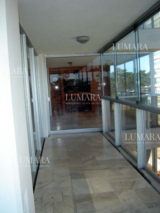 Apartamento ID.2334 - Playa mansa amplia terraza 