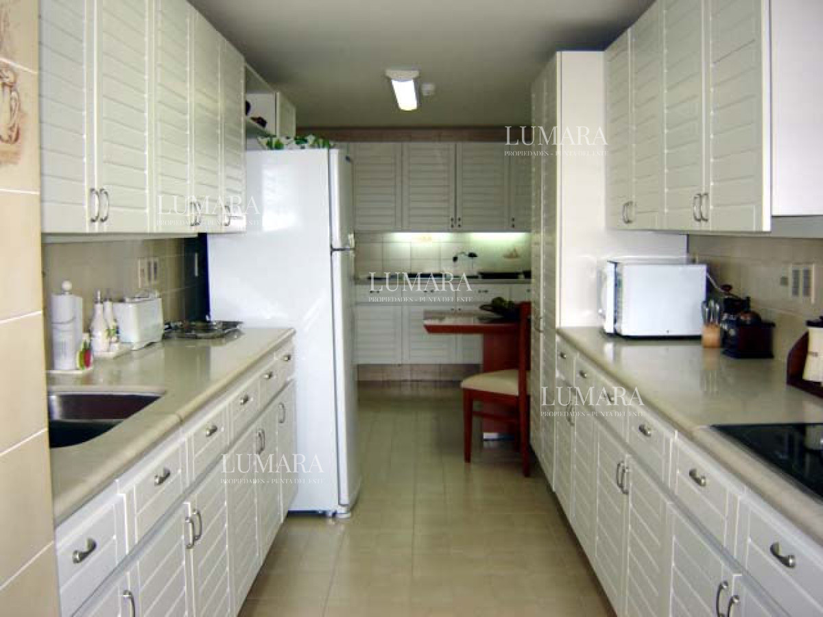 Apartamento ID.2334 - Playa mansa amplia terraza 