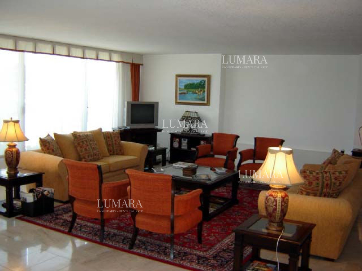 Apartamento ID.2334 - Playa mansa amplia terraza 