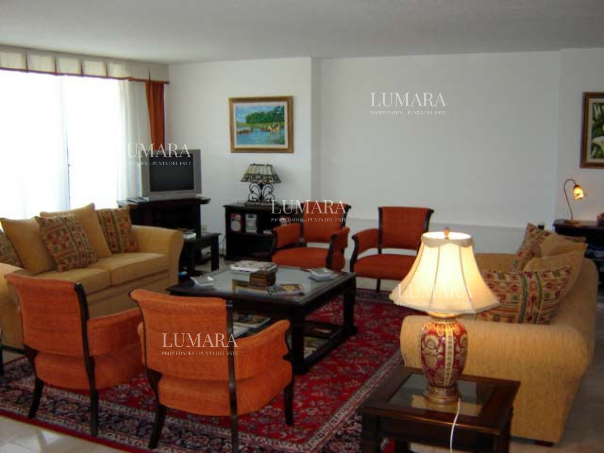 Apartamento ID.2334 - Playa mansa amplia terraza 