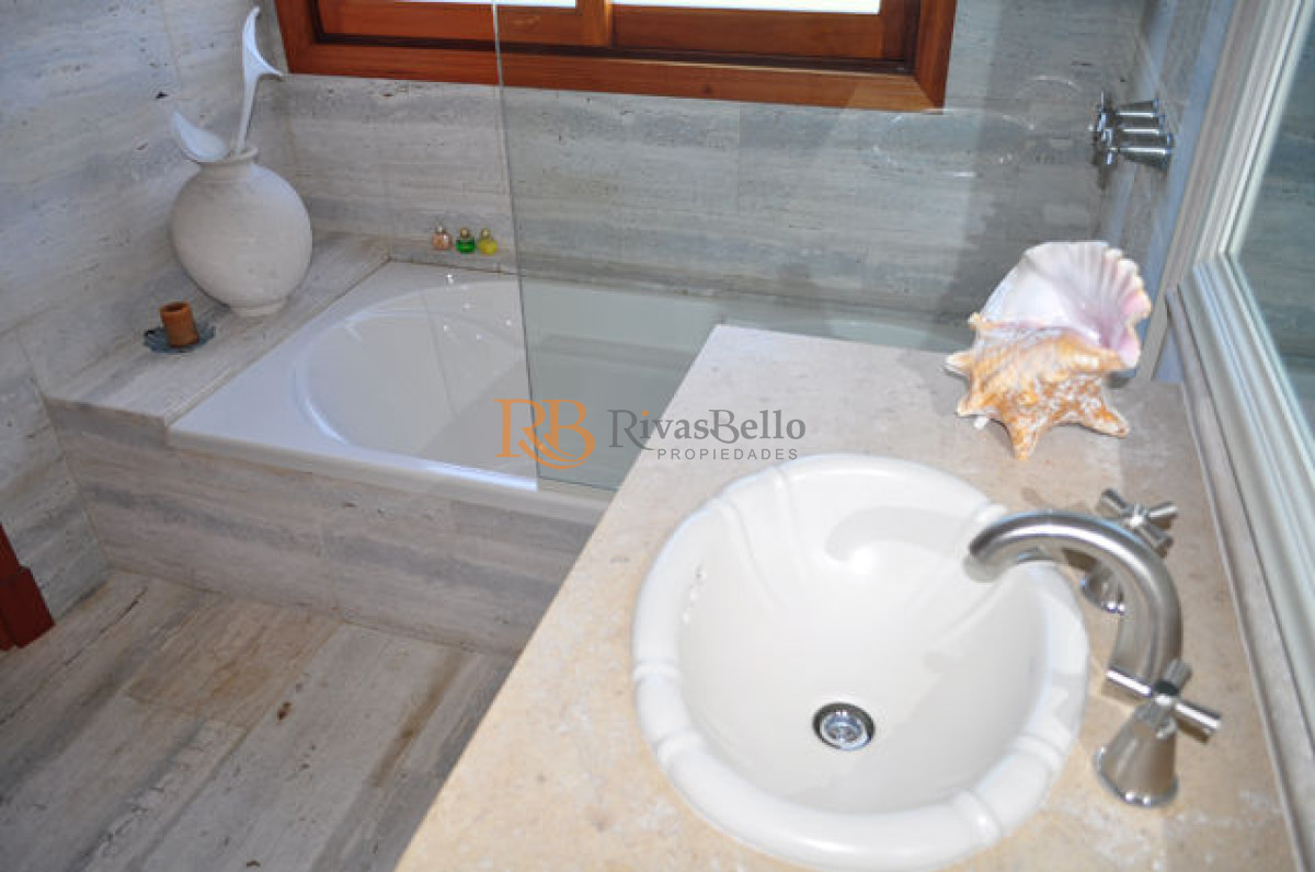 Casa ID.68 - Casa en Mansa, 5 dormitorios  ABIERTO A NEGOCIOS, TOMA TERRENO O APARTAMENTOS .PUEDE FINANCIAR 40% CON INTERES