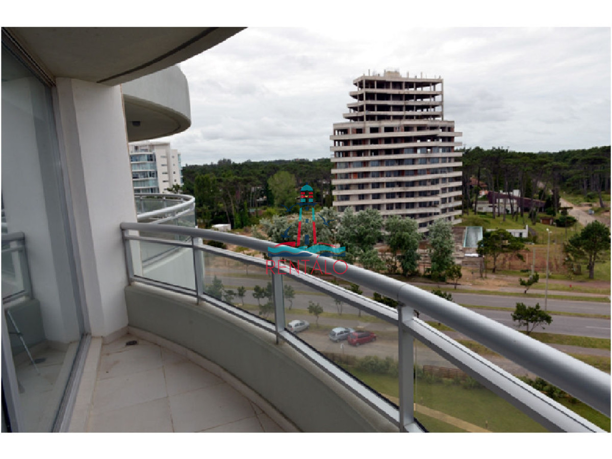 Apartamento ID.81 - Apartamento en venta 3 dormitorios en Punta del Este, sobre Roosevelt 