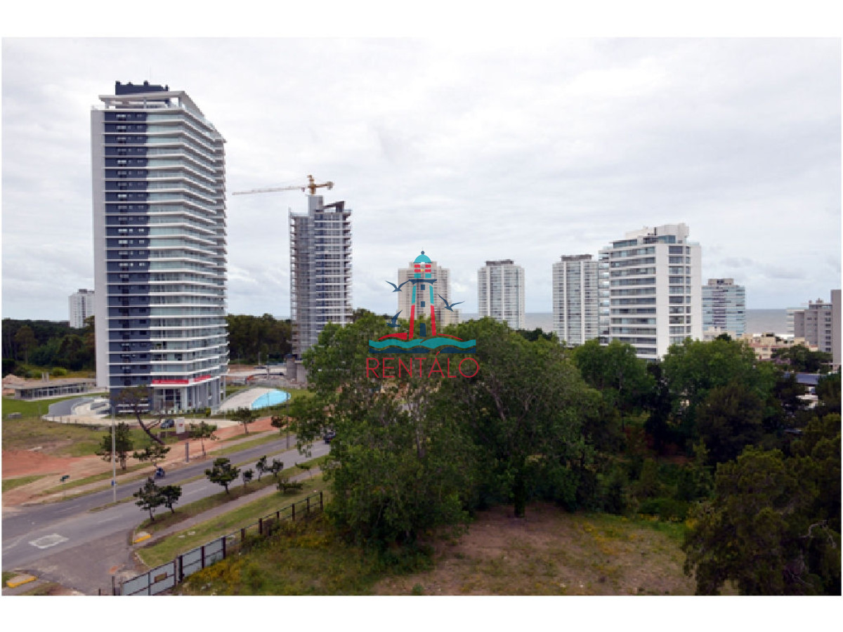 Apartamento ID.81 - Apartamento en venta 3 dormitorios en Punta del Este, sobre Roosevelt 