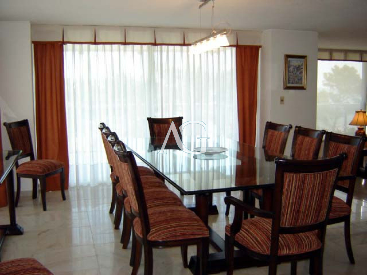 Apartamento ID.196 - Playa mansa amplia terraza 
