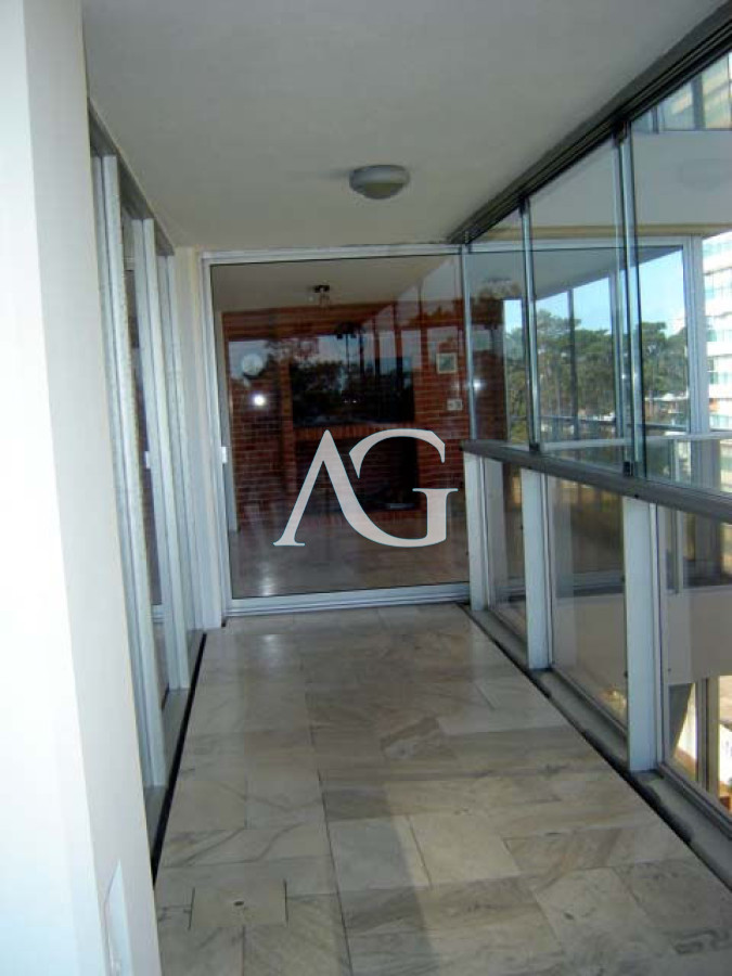 Apartamento ID.196 - Playa mansa amplia terraza 