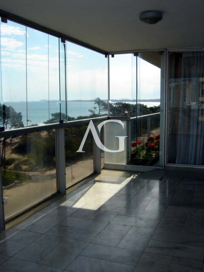 Apartamento ID.196 - Playa mansa amplia terraza 