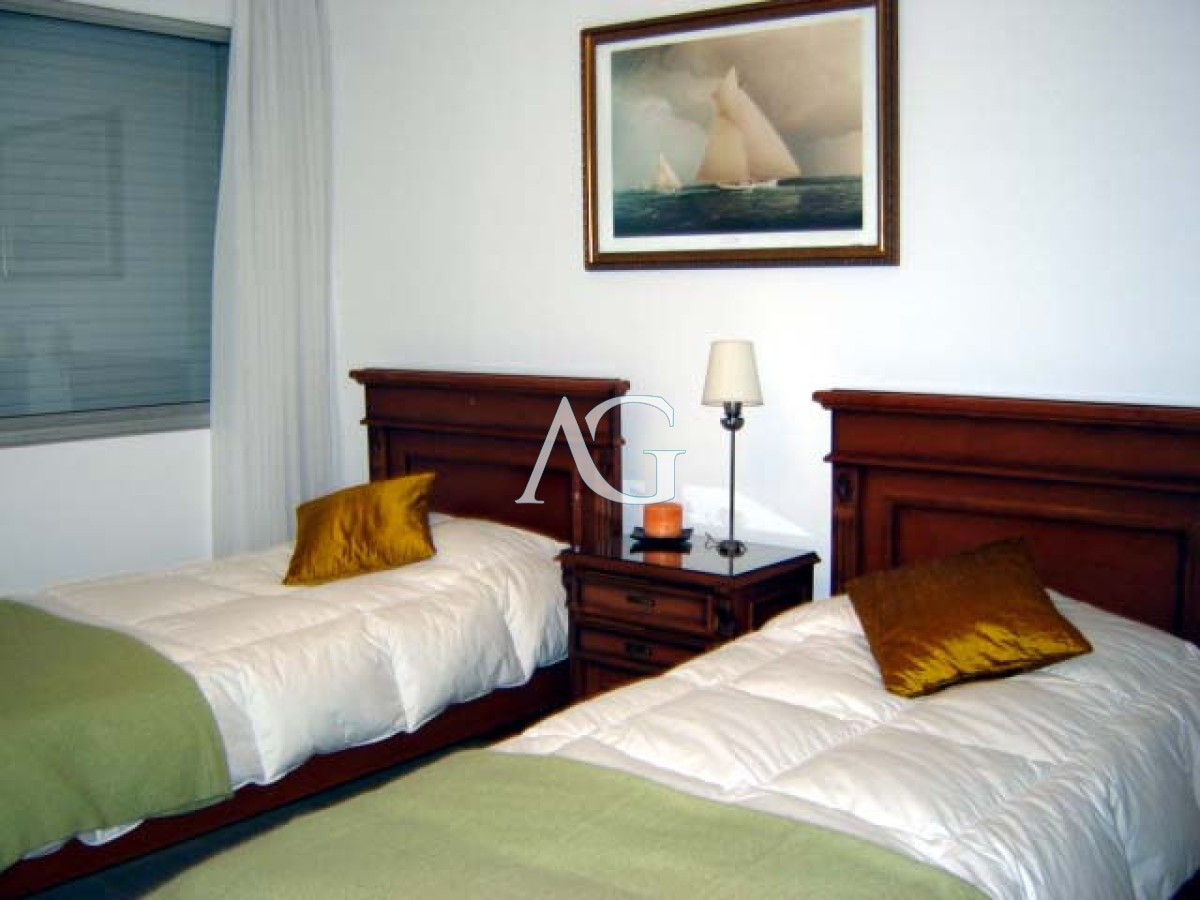 Apartamento ID.196 - Playa mansa amplia terraza 