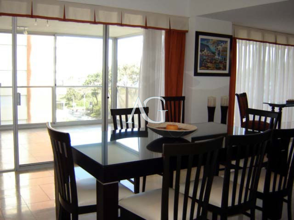 Apartamento ID.196 - Playa mansa amplia terraza 