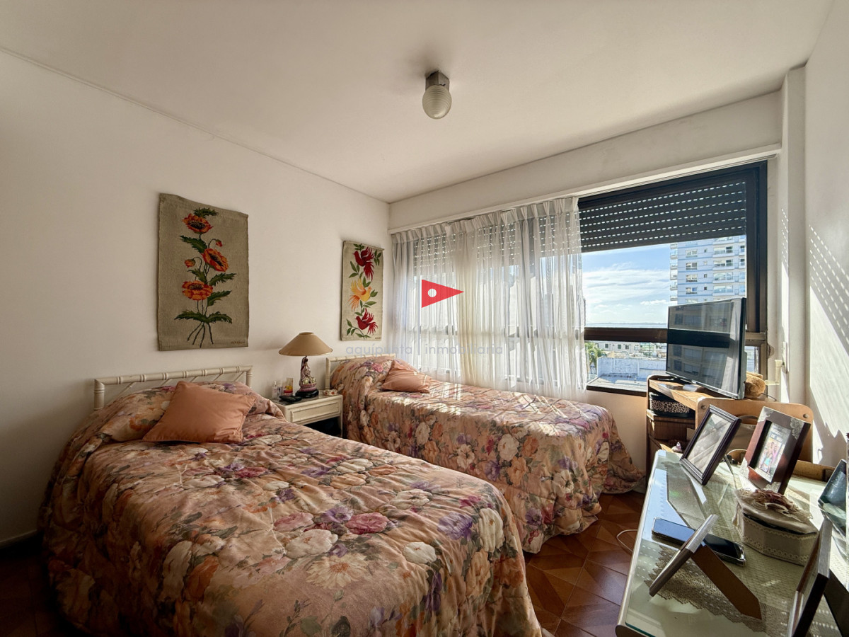 Apartamento ID.176 - Venta  Amplio Apartamento en Torre Amalfi  Playa Mansa