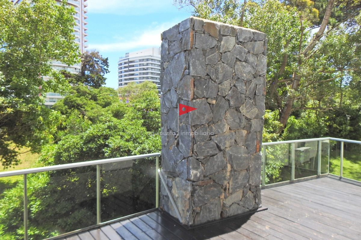 Apartamento ID.269 - Excelente Torre ubicada en la zona de la Brava a 100 metros del océano.  
