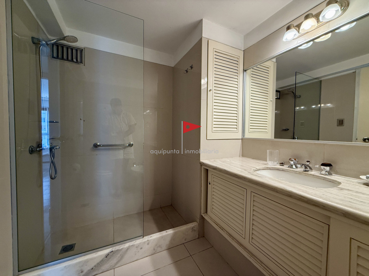 Apartamento ID.220 - Alquiler temporal  Torre El Torreón  Punta del Este