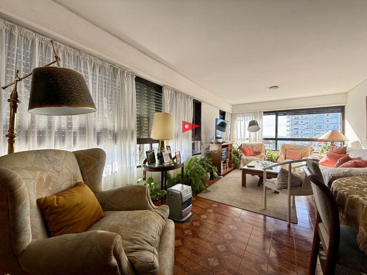 Apartamento ID.176 - Venta  Amplio Apartamento en Torre Amalfi  Playa Mansa