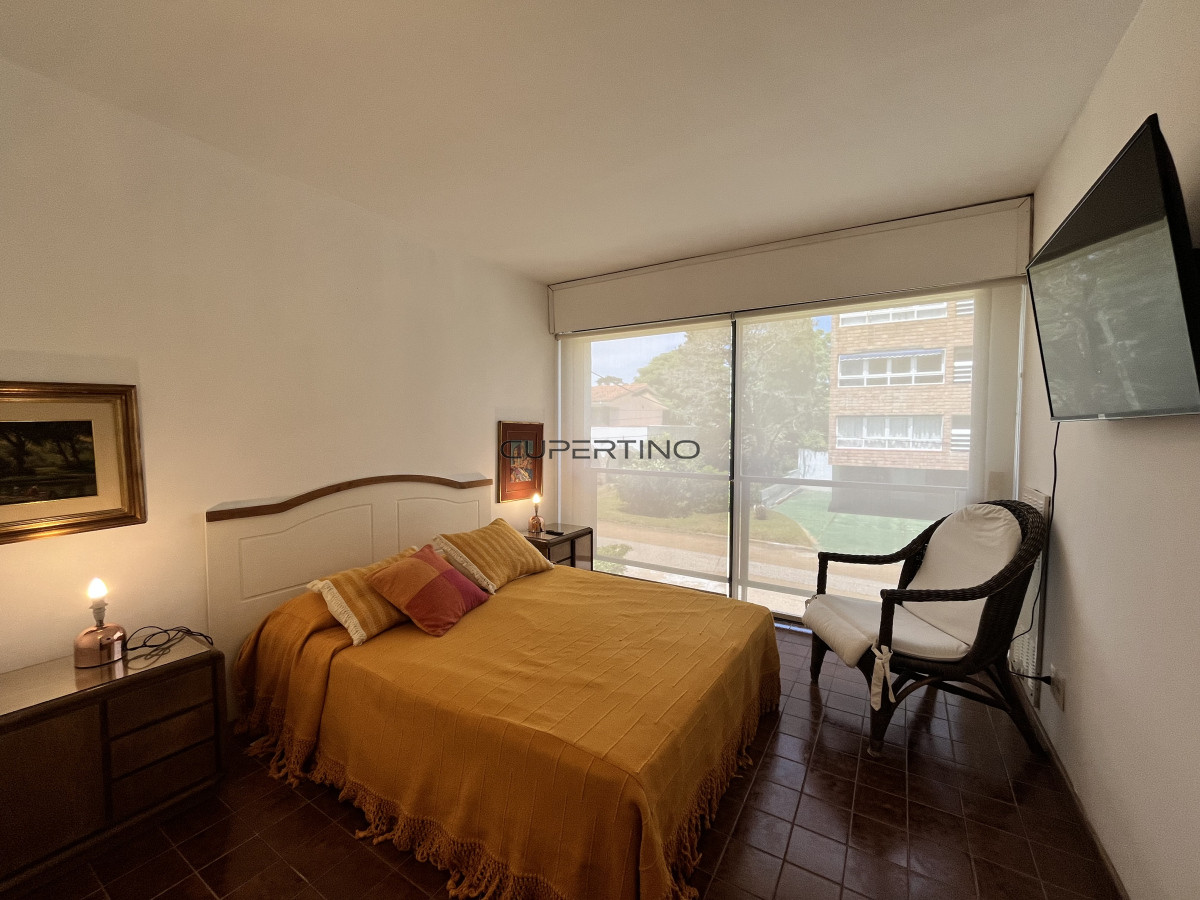 Apartamento ID.3702 - Apartamento de 3 dormitorios primera línea de la playa mansa. Edificio frente al mar