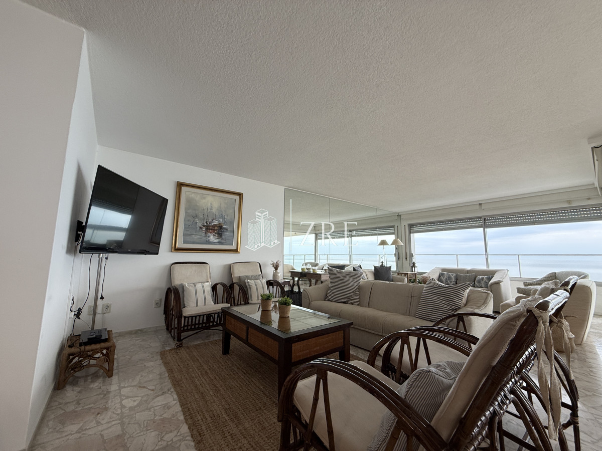 Apartamento ID.1048 - Venta apartamento de tres dormitorios Punta del Este