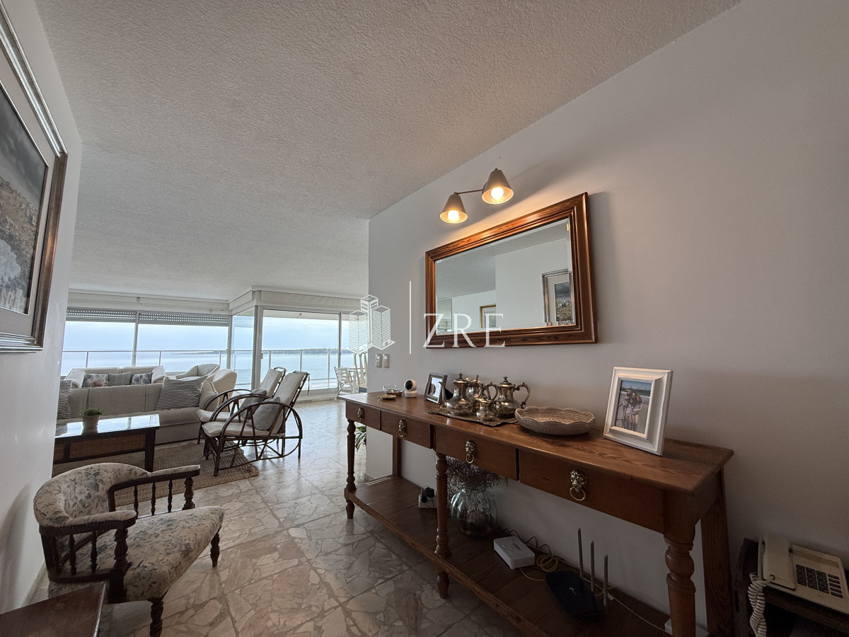 Apartamento ID.1048 - Venta apartamento de tres dormitorios Punta del Este
