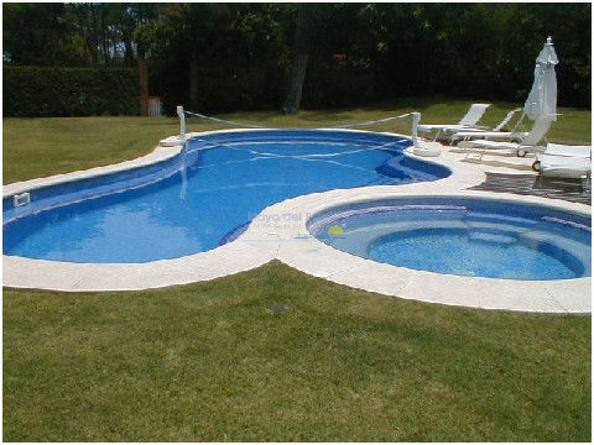 hermosa cvasa con muy buen parque escucha oferta y financia a largo plazo - Inmobiliaria Playa del Este