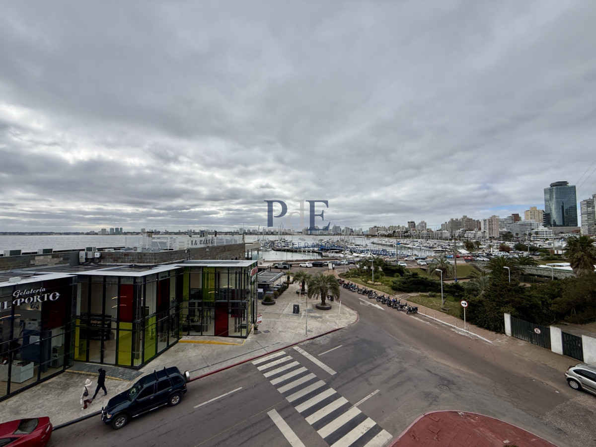 Apartamento en venta en Edificio Dársena frente al puerto de Punta del Este